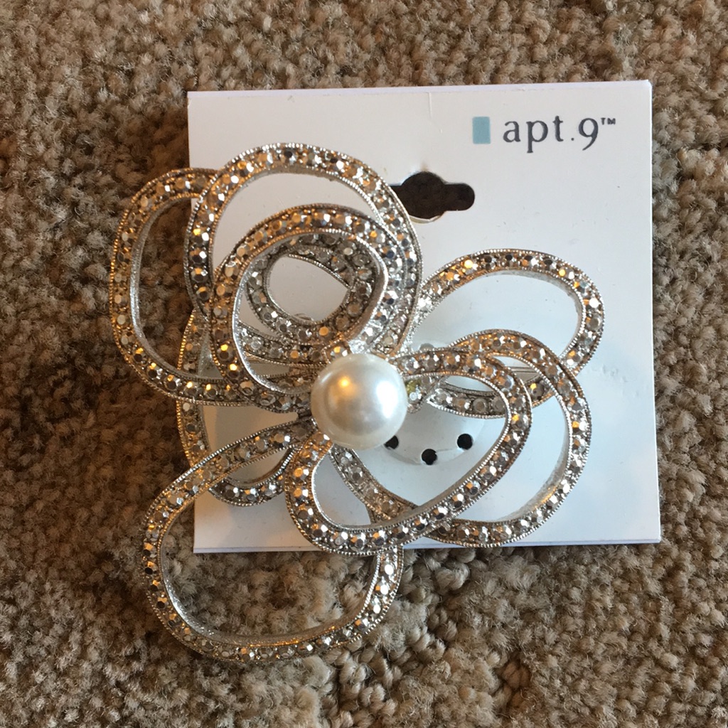 Silver And Pearl Flower Brooch 10$